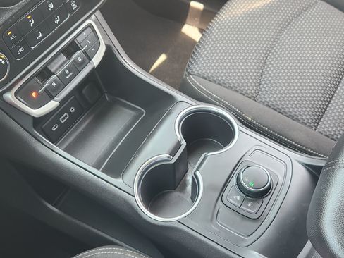 Used 2024 GMC Terrain SLE FWD image 18