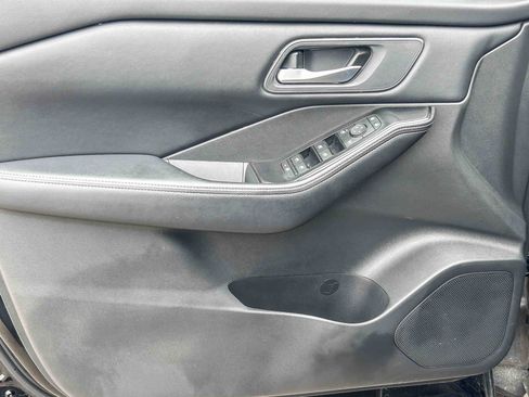 Used 2025 Nissan Rogue SV FWD image 24