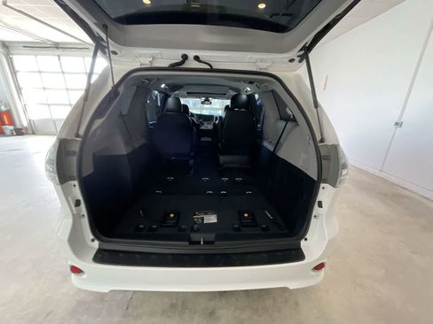 Used 2020 Toyota Sienna SE w/ SE Preferred Package image 25