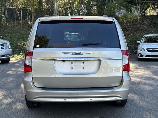 Used 2014 Chrysler Town & Country Touring-L FWD image 4
