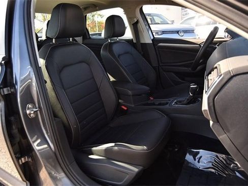 Certified 2024 Volkswagen Jetta SE w/ Panoramic Sunroof Package image 21