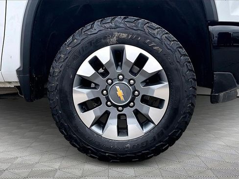 Used 2024 Chevrolet Silverado 2500 Custom w/ Custom Value Package image 9