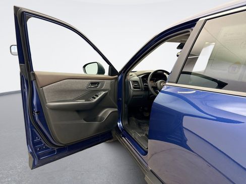 Used 2023 Nissan Rogue S image 9