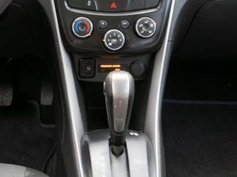 Used 2022 Chevrolet Trax LT w/ LT Convenience Package AWD/4WD image 16