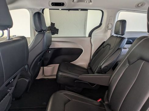 Used 2024 Chrysler Pacifica Touring-L FWD image 14
