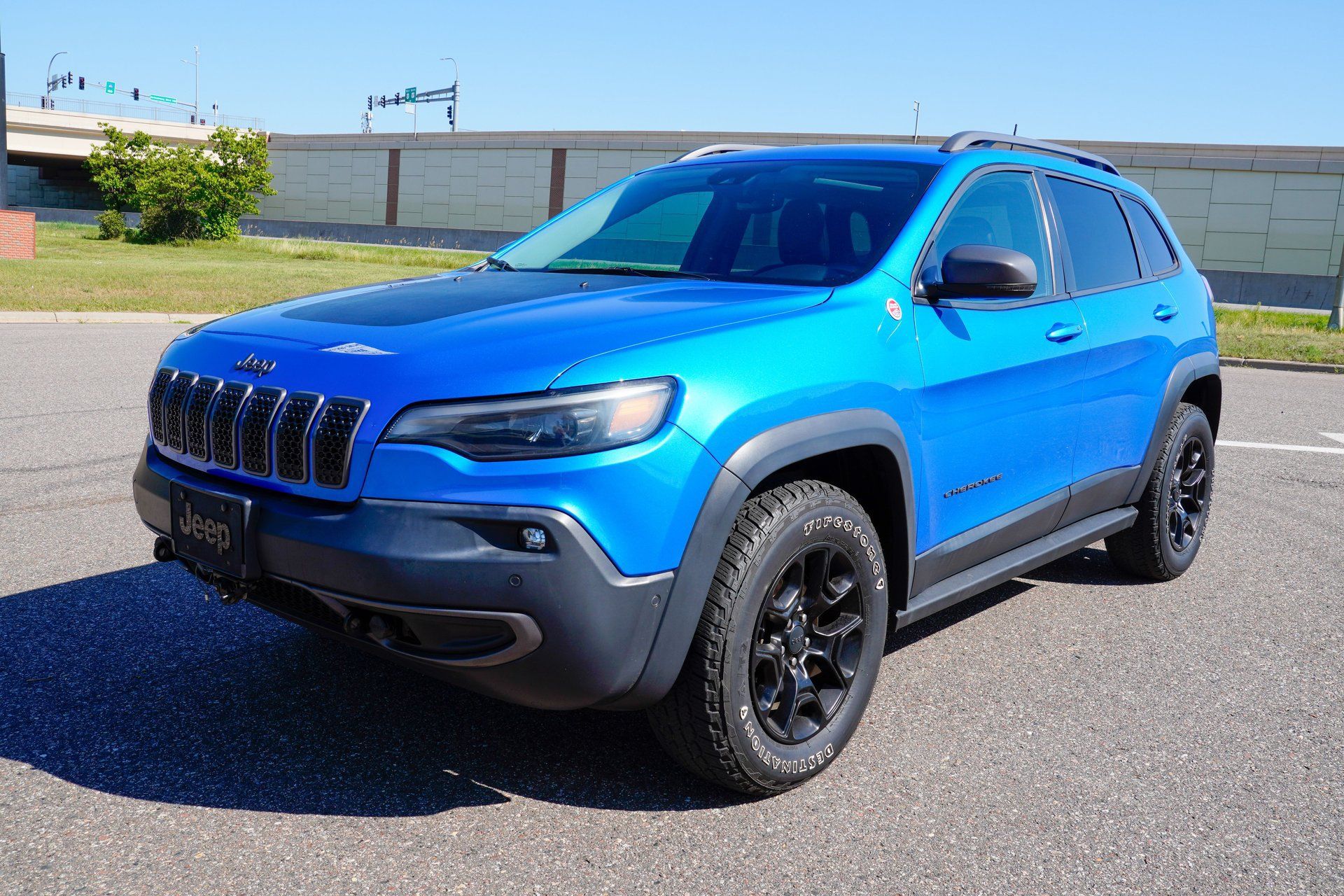 Used 2019 Jeep Cherokee Trailhawk AWD/4WD image 8