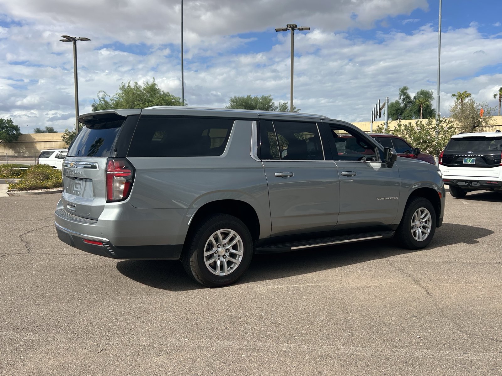Used 2024 Chevrolet Suburban LT RWD image 5