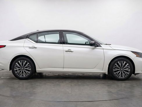 Used 2025 Nissan Altima 2.5 SV FWD image 11