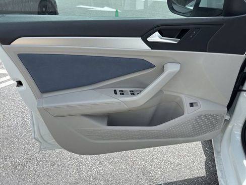 Used 2025 Volkswagen Jetta SE image 12