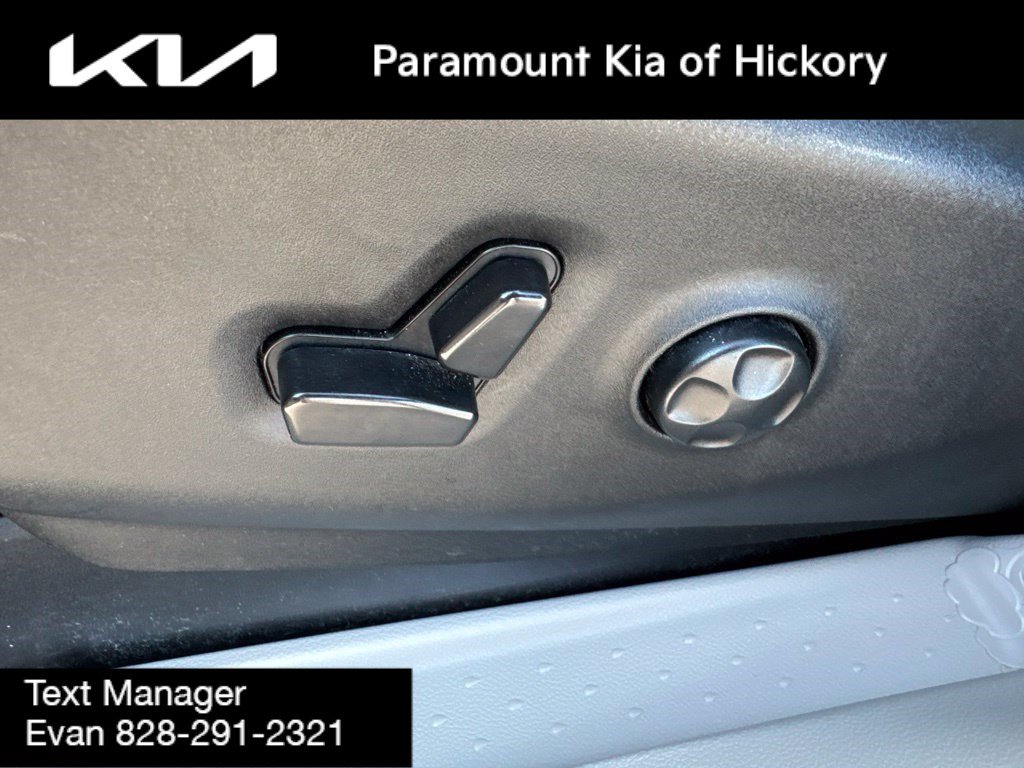 Used 2023 Chrysler Voyager LX FWD image 18
