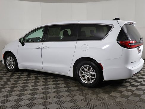 Used 2024 Chrysler Pacifica Touring-L image 14