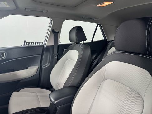 Used 2024 Hyundai Venue SEL image 11