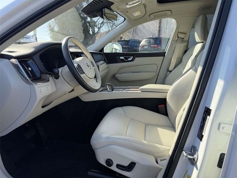 Used 2022 Volvo XC60 B5 Momentum w/ Protection Package Premier image 16