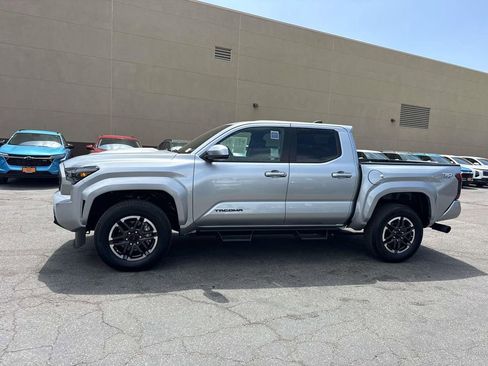 Used 2025 Toyota Tacoma TRD Sport AWD/4WD image 5