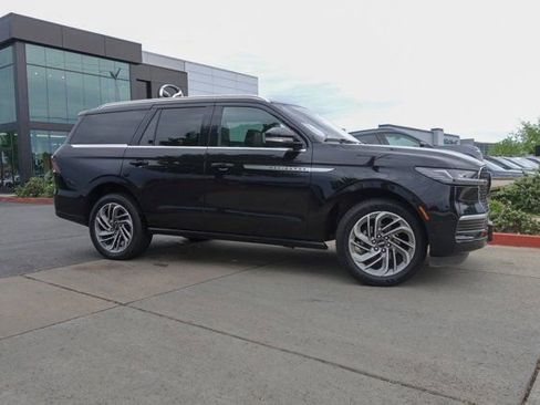 Used 2025 Lincoln Navigator Reserve AWD/4WD image 4