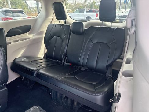 Used 2023 Chrysler Pacifica Touring-L image 8