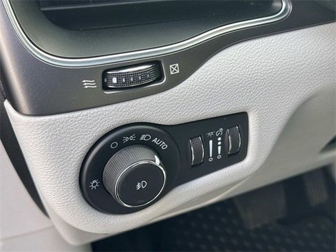 Used 2021 Jeep Cherokee Latitude Plus image 28