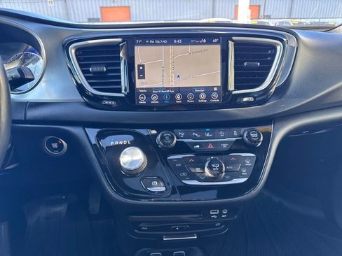 Used 2020 Chrysler Pacifica Touring-L Plus FWD image 18
