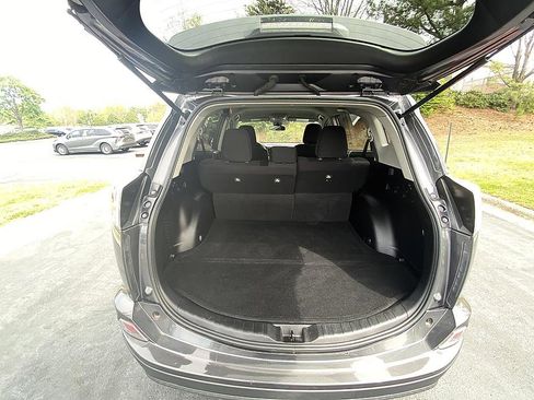 Used 2018 Toyota RAV4 LE image 22