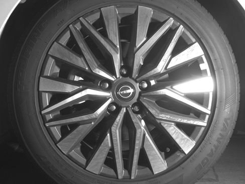 Used 2025 Nissan Altima 2.5 SV FWD image 12