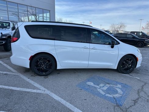 New 2026 Chrysler Pacifica Select image 36