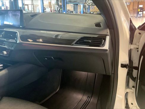 Used 2019 BMW 530i w/ Convenience Package RWD image 16