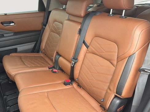 Used 2024 Nissan Pathfinder Platinum w/ Black Appearance Package FWD image 25