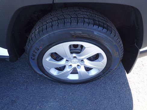 Used 2021 Toyota RAV4 LE image 24