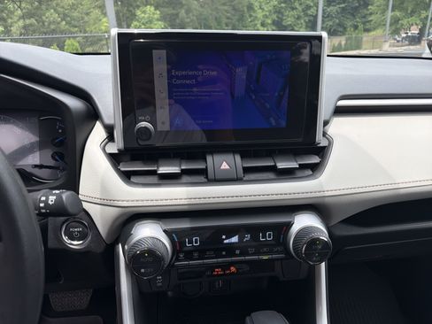 Used 2025 Toyota RAV4 XLE AWD/4WD image 27