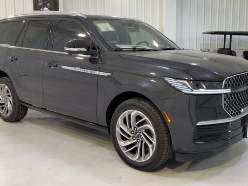 New 2025 Lincoln Navigator Reserve image 3