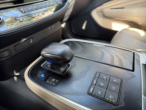 Used 2023 Lexus LS 500 w/ Accessory Package (Z2) RWD image 26