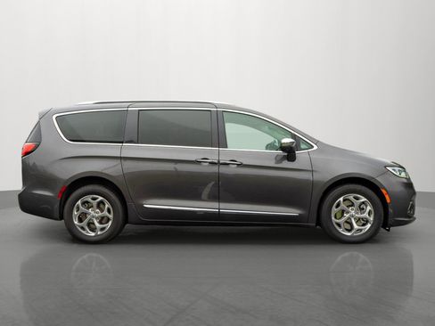 Used 2021 Chrysler Pacifica Limited w/ Premium & Safety Sphere Group AWD/4WD image 8