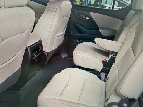 Used 2023 Chevrolet Traverse LT w/ Rear Camera Mirror Package AWD/4WD image 4