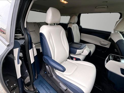 Used 2026 Kia Carnival EX image 17