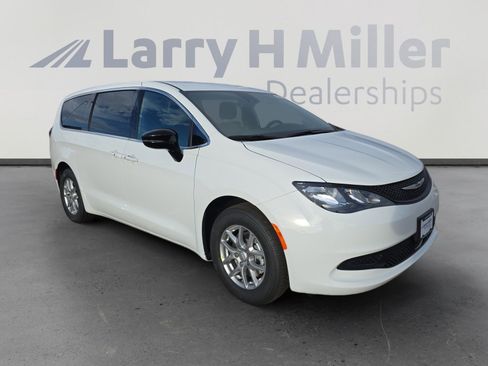 New 2026 Chrysler Voyager LX image 8