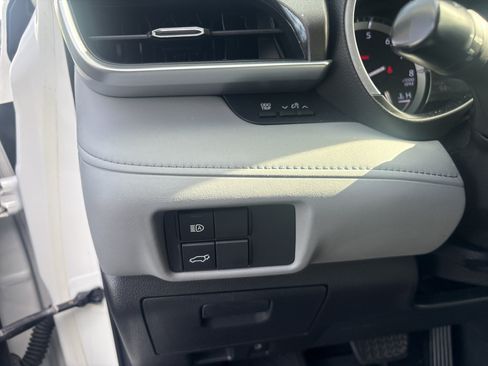 Used 2020 Toyota Highlander XLE AWD/4WD image 16