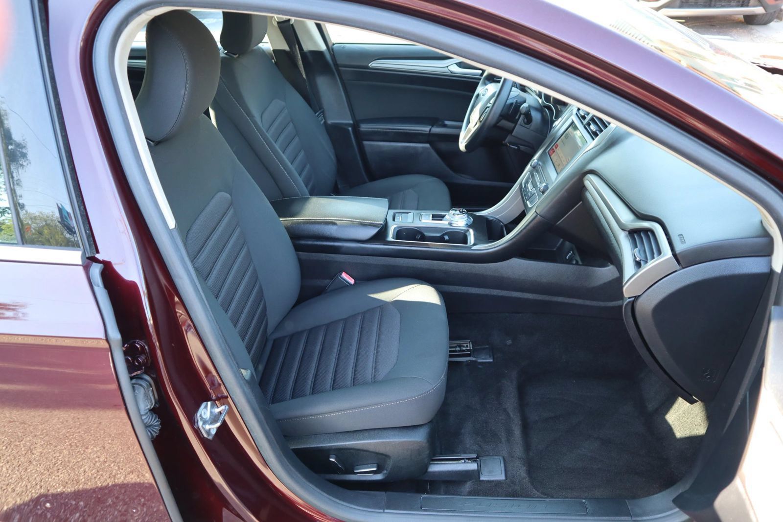 Used 2018 Ford Fusion SE w/ Fusion SE Technology Package FWD image 16