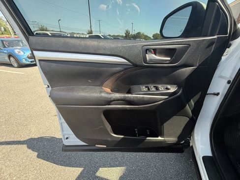 Used 2019 Toyota Highlander XLE AWD/4WD image 16