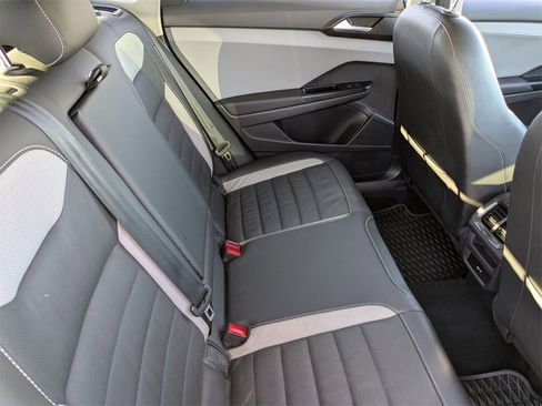 Used 2022 Volkswagen Taos SEL w/ Panoramic Sunroof Package image 33