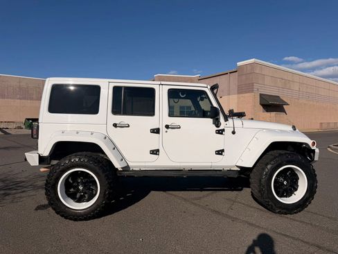 Used 2016 Jeep Wrangler Unlimited Sahara w/ Connectivity Group image 9