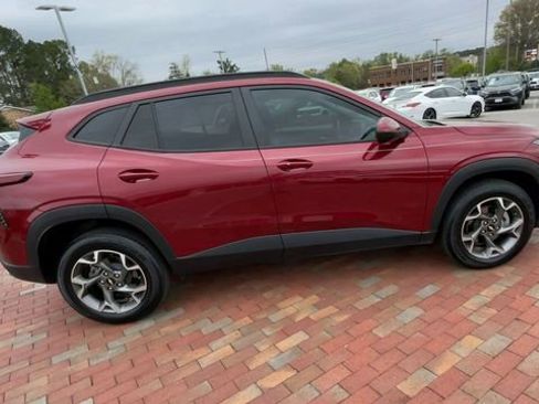 Used 2025 Chevrolet Trax LT w/ Driver Confidence Package FWD image 2