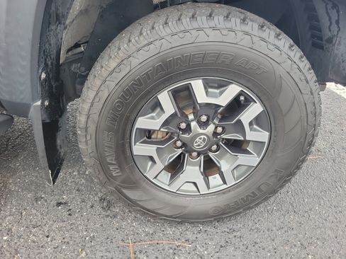 Used 2018 Toyota Tacoma TRD Off-Road w/ Technology Package AWD/4WD image 8
