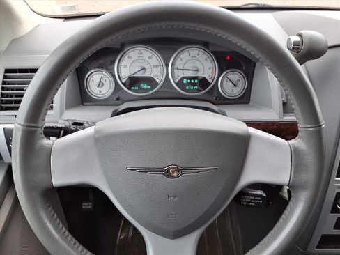 Used 2010 Chrysler Town & Country Touring image 13