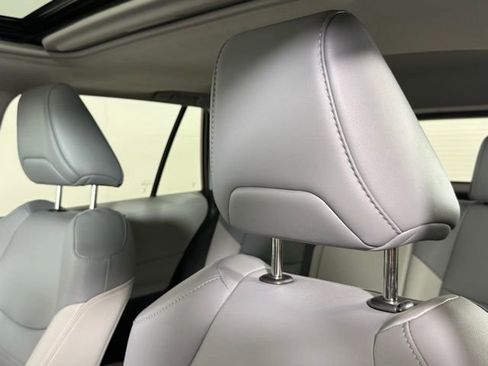 Used 2022 Toyota RAV4 XLE Premium image 19