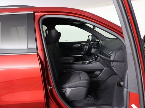 Used 2025 Chevrolet Traverse LT w/ Sun and Wheel Package image 34