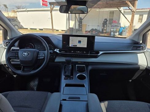 Used 2025 Toyota Sienna LE image 24