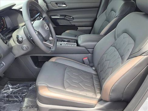Used 2026 Nissan Pathfinder Platinum FWD image 15