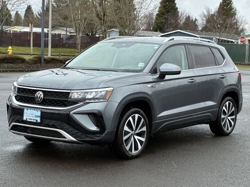 Used 2024 Volkswagen Taos SE image 3