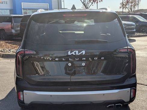 Used 2024 Kia Telluride EX w/ EX Captain's Chair Package image 8