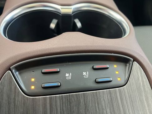 Used 2024 Toyota Venza Limited image 27